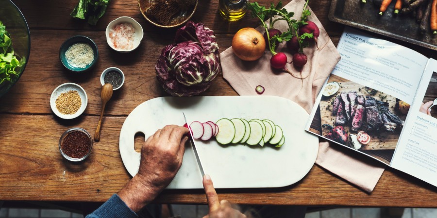 Comment créer des recettes originales en suivant les tendances culinaires actuelles ?