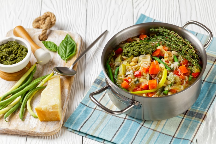 Quel aromate rentre dans la composition de la soupe au pistou fleuron de la cuisine provençale ?