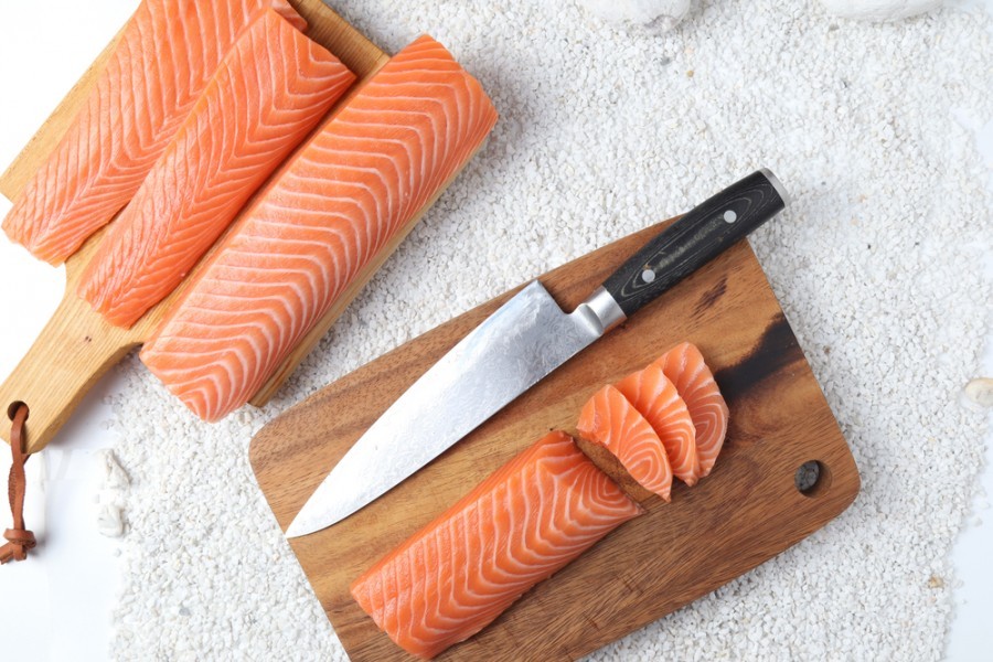 Quel couteau utiliser pour préparer un sashimi de saumon ?