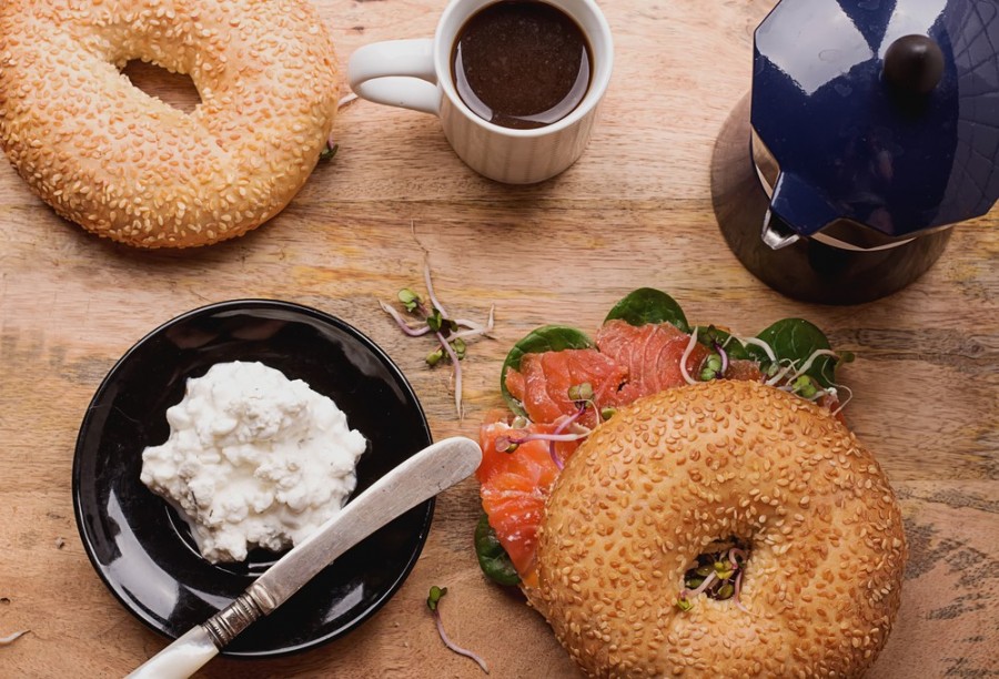 Quels sont les meilleurs accompagnements pour un sandwich au saumon fumé ?